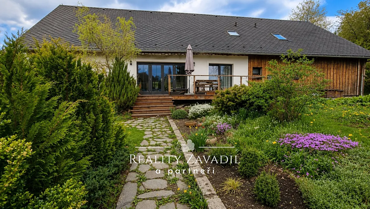 Prodej rodinného domu 244 m², pozemek 5562 m²